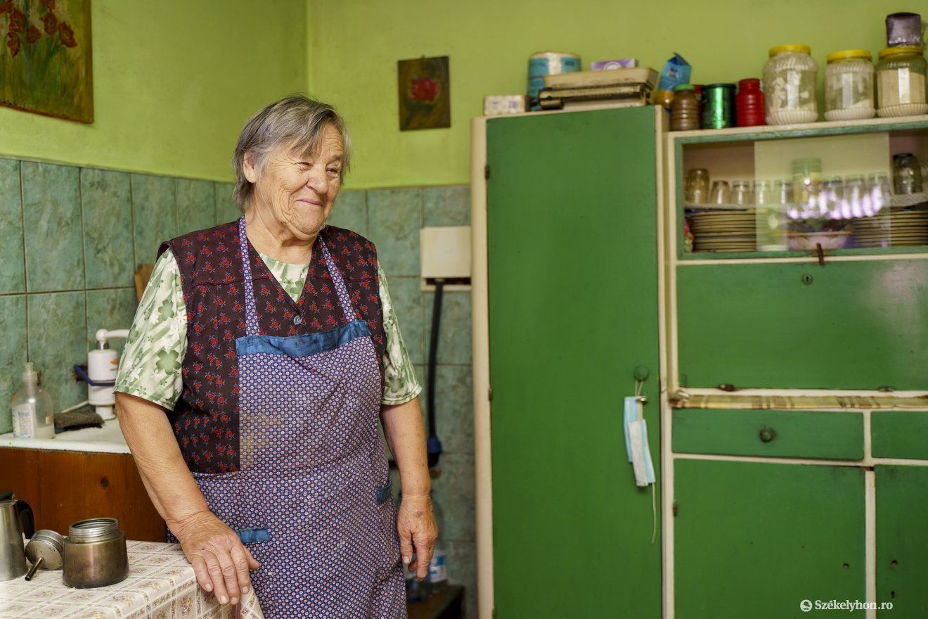 Orbán Magda, a kibédi búzakoszorú készítője •  Fotó: Haáz Vince