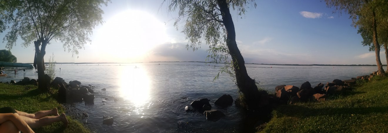 Az abádszalóki strand, ahol a parton ülni jobb •  Fotó: Simon Virág