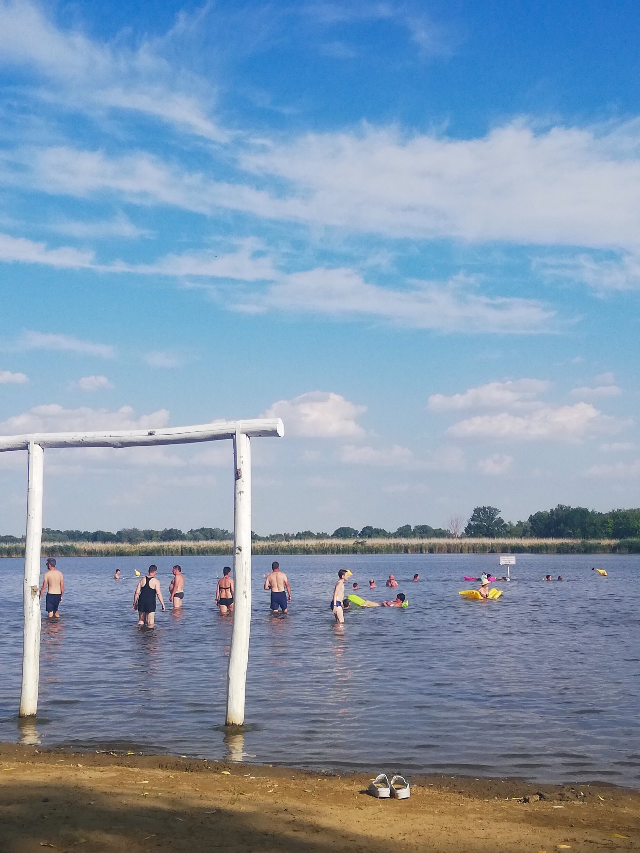 Szabadstrand, azaz szabad, de inkább sáros vízű strand •  Fotó: Simon Virág