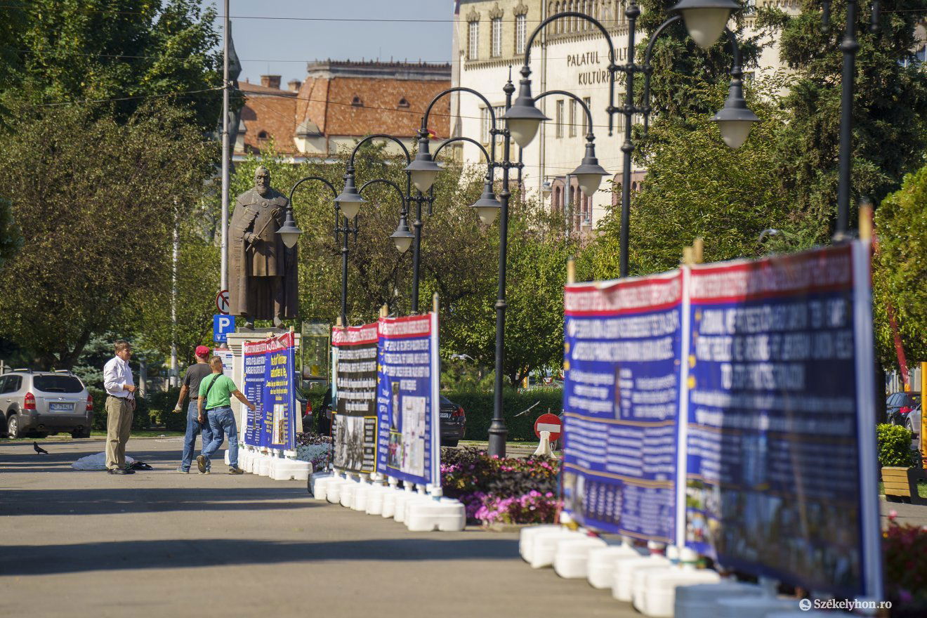 Száz méter hosszú plakátsorozattal próbálja felkelteni a figyelmet Ádám Valérián •  Fotó: Haáz Vince