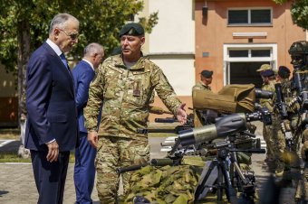 Geoanát és Bocot tartják a legmegbízhatóbbnak a romániai polgárok, Şoşoacă a legismertebb politikusok között