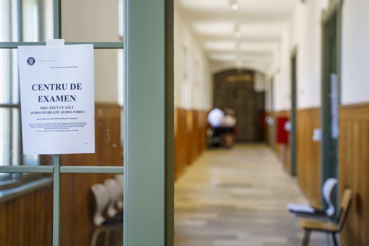 Mikroszkopikus kamerákkal készülhettek a nyilvános térbe kikerült érettségi tételek a miniszter szerint; vizsgálat indul