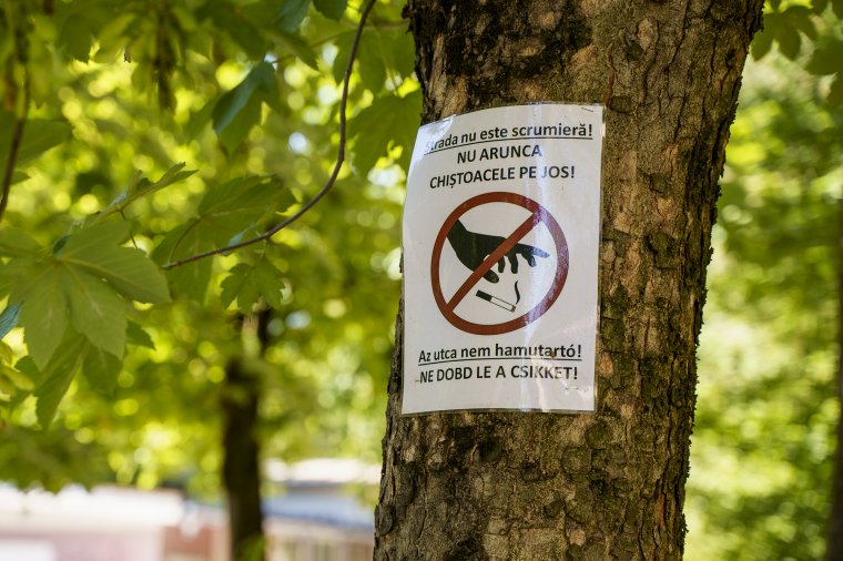 Megelégelték a szétdobált csikkeket, ezért figyelmeztető táblákat helyeztek ki