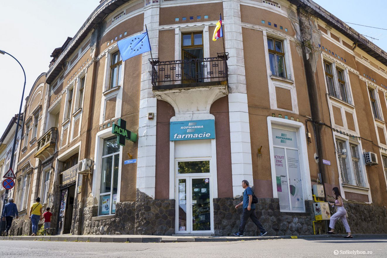 Teljesen rendbe teszik ezt az épületet, a gyógyszertárt is elköltöztetik •  Fotó: Haáz Vince