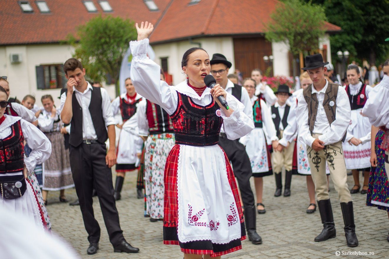 Kásler Magda főpróbát tart a táncosokkal és énekesekkel. •  Fotó: Rab Zoltán