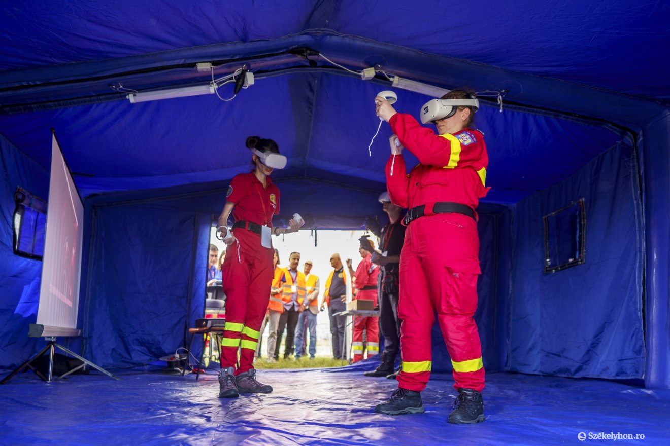 VR-szemüvegekkel nézik a sérülteket •  Fotó: Haáz Vince