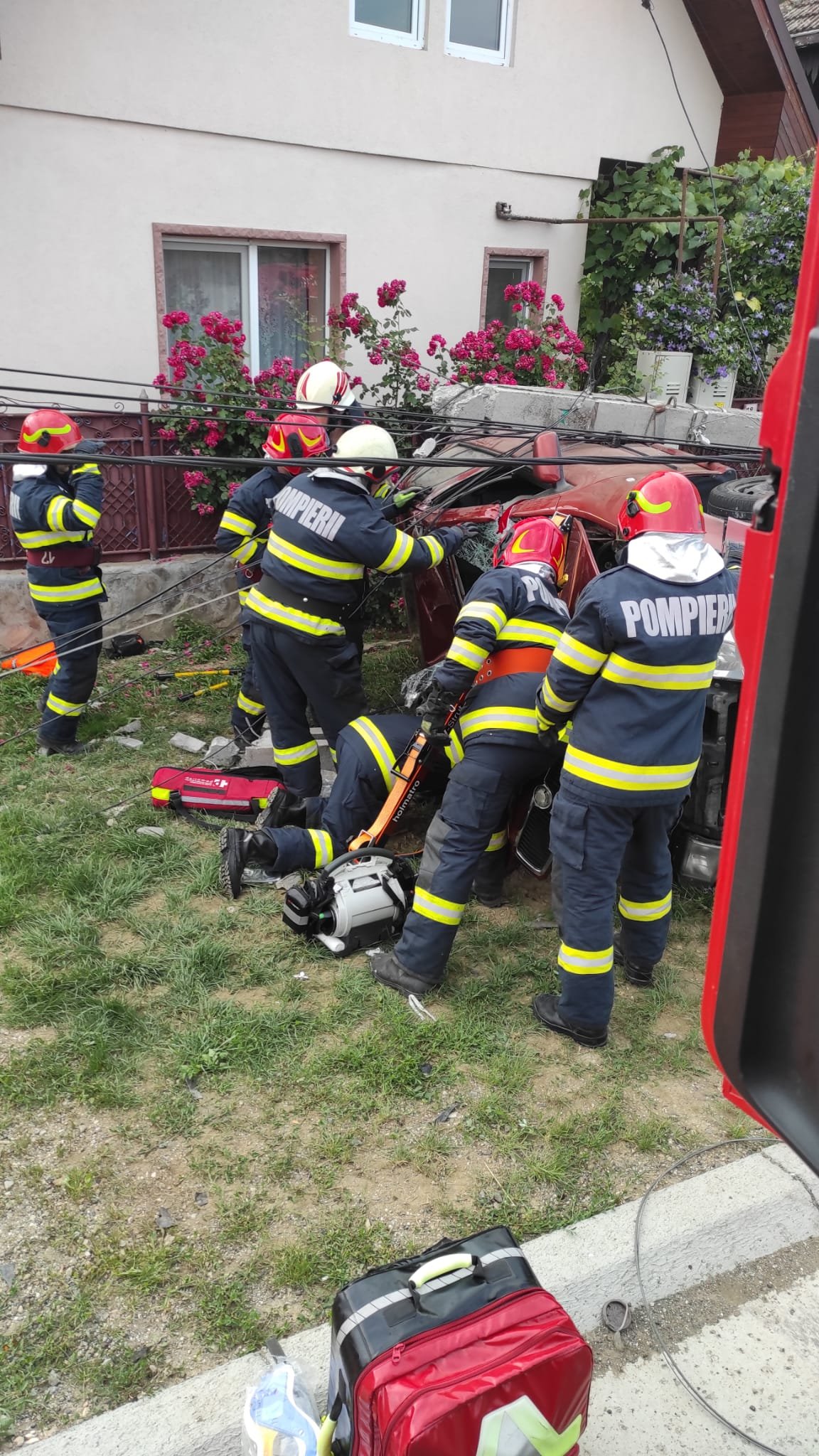 Számos tűzoltó dolgozott  a helyszínen •  Fotó: Maros megyei vészhelyzeti Felügyelőség