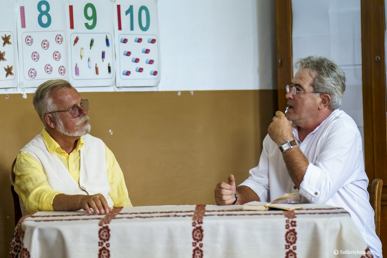 Lokodi Imre író, újságíró (jobbról) Köllő Gábor plébánossal beszélgetett •  Fotó: Haáz Vince