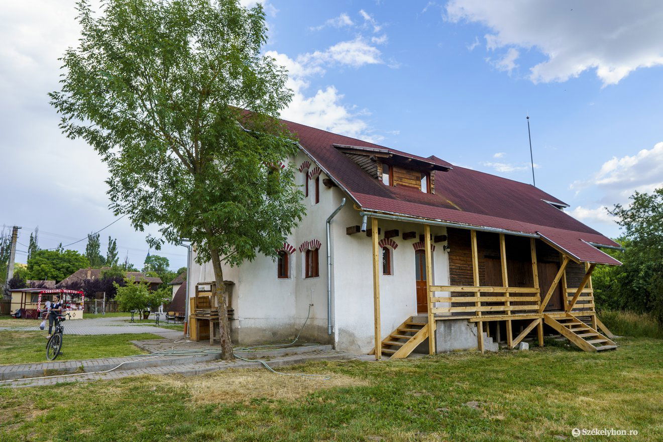 A Csűrszínház épületének hátsó bejárata is felújítva •  Fotó: Haáz Vince