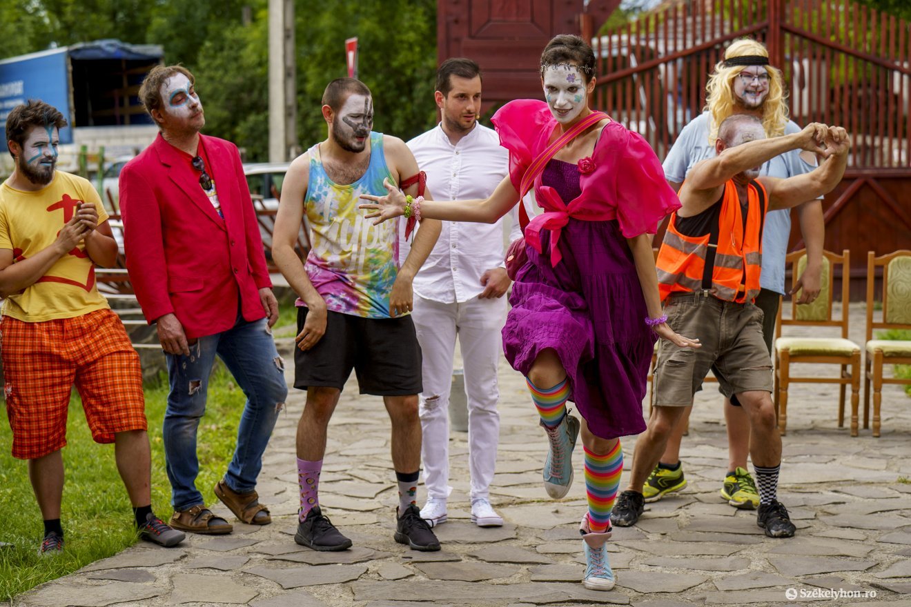 Hippimusical a Janka-villa udvarán •  Fotó: Haáz Vince