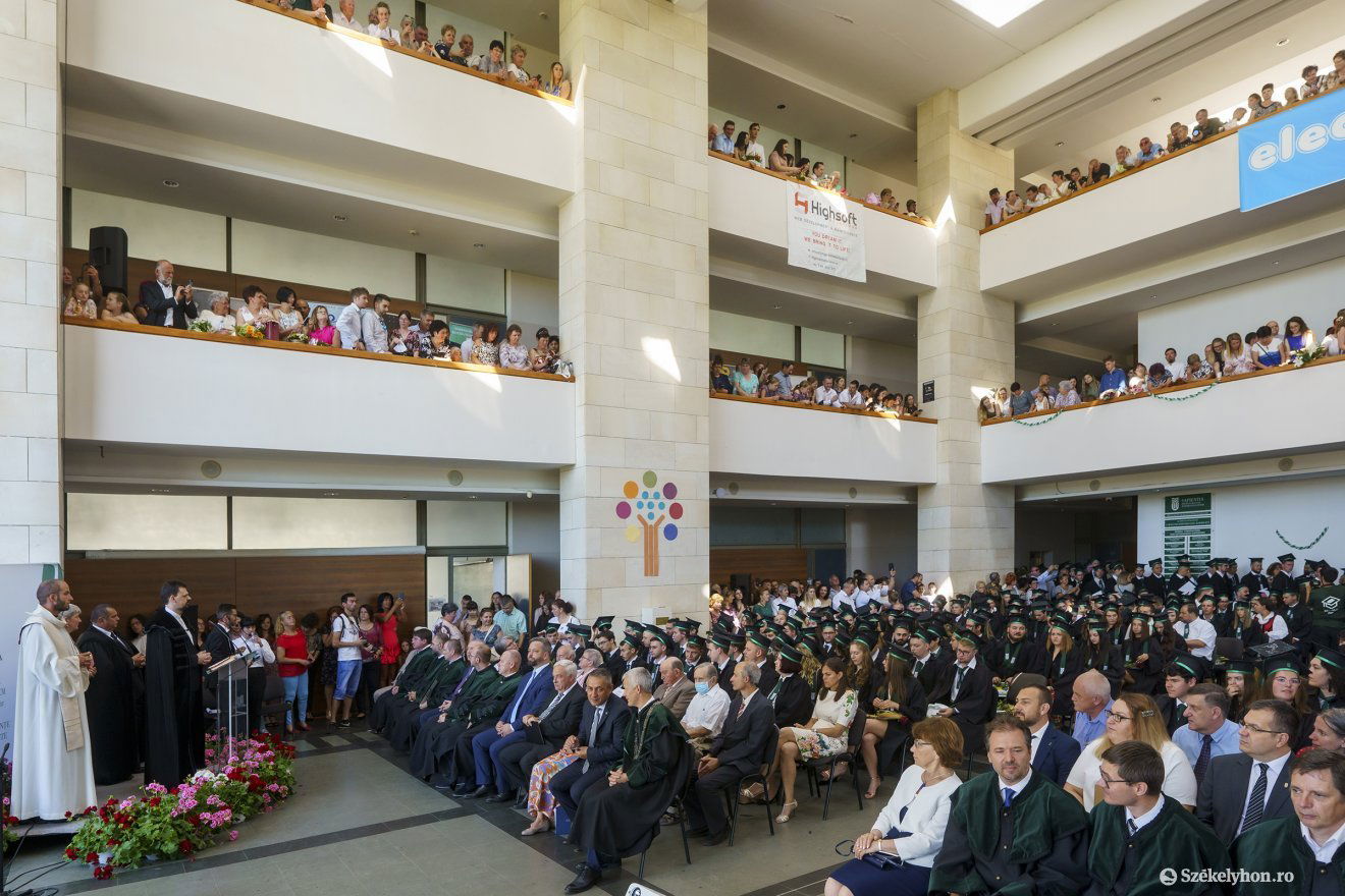 Tele az egyetemi aula •  Fotó: Haáz Vince