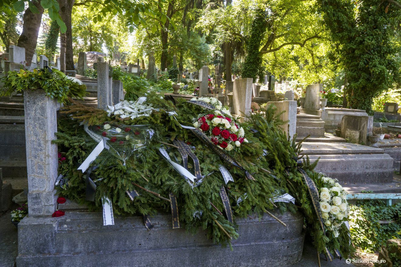 Egy-egy temetés alkalmával 20-30 koszorút is helyeznek egy-egy sírra •  Fotó: Haáz Vince