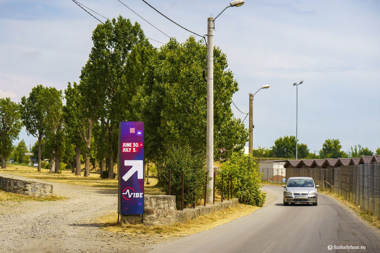 Nyíl mutatja, merre van a fesztivál •  Fotó: Haáz Vince