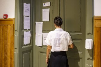 Bizonytalanság, ujjal mutogatás: nem tudni, mi lesz a magyar tagozatosok román nyelvből megírt érettségi dolgozatával