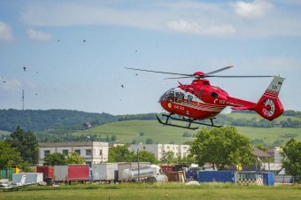 Traktorral ütközött egy autó, mentőhelikoptert riasztottak a helyszínre