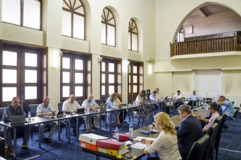 Bekeményítettek a tanácsosok