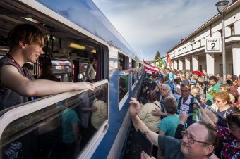 Baráti kézfogás, közösen elmondott ima – Marosvásárhelyen is fogadják a Boldogasszony Zarándokvonatot
