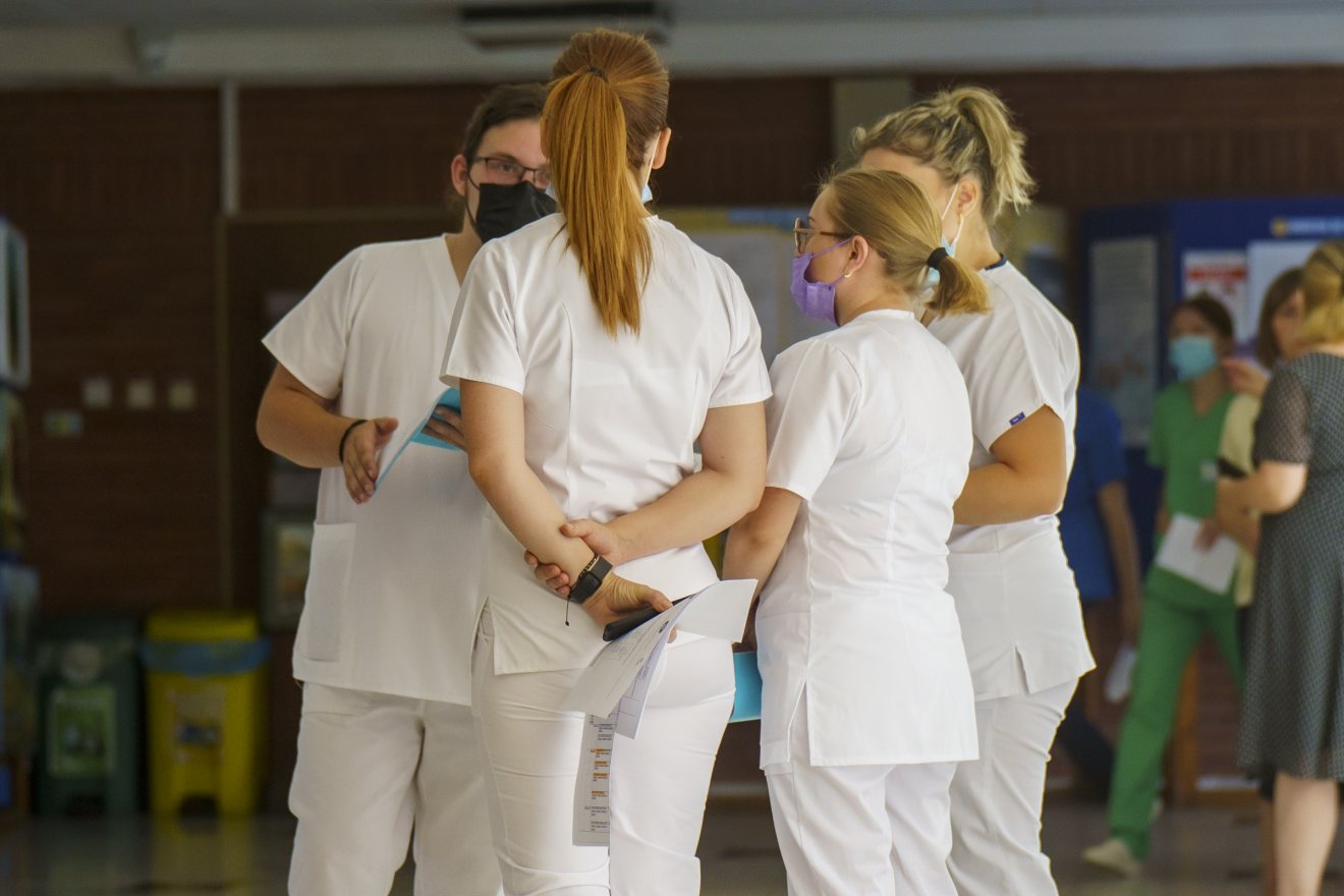 Az országos költségvetés elfogadásáig maradnak a személyzethiánnyal