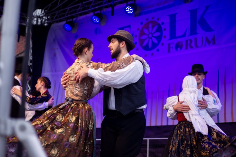 Látványban színes, hangokban gazdag