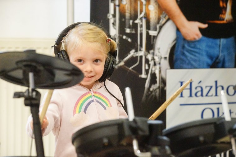 Házhoz megy a Zenede: ablakot nyitnak a rockzenére