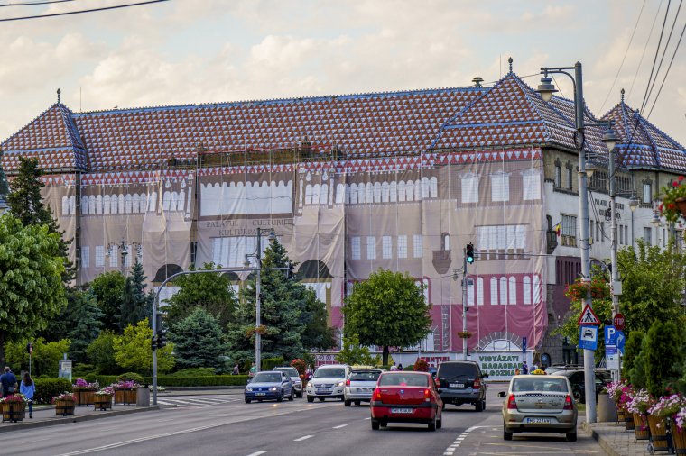 Így is lehet: mutatós védőháló takarja a felújítást