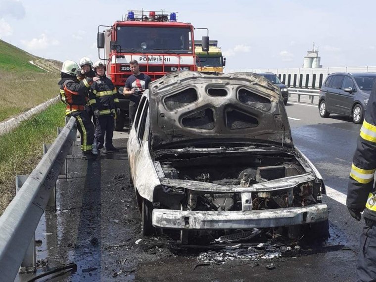 Teljesen kiégett egy személyautó a sztrádán – fotók