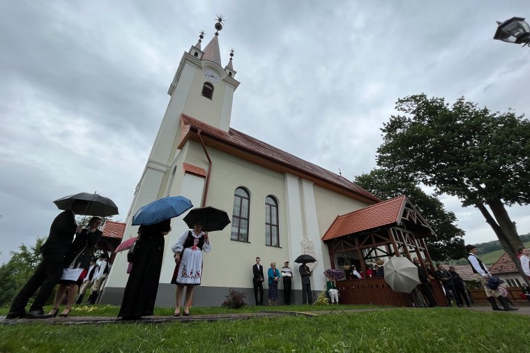 Újra régi szépségében áll a nagyernyei torony: felszentelték a Maros megyei település megújult templomát