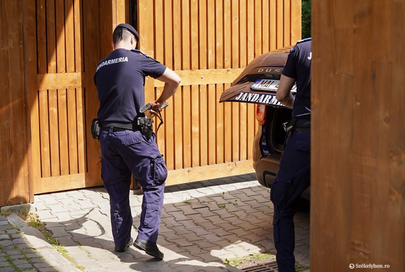 Csendőregységet is riasztottak a helyszínre. Kéznél a fegyver •  Fotó: Haáz Vince