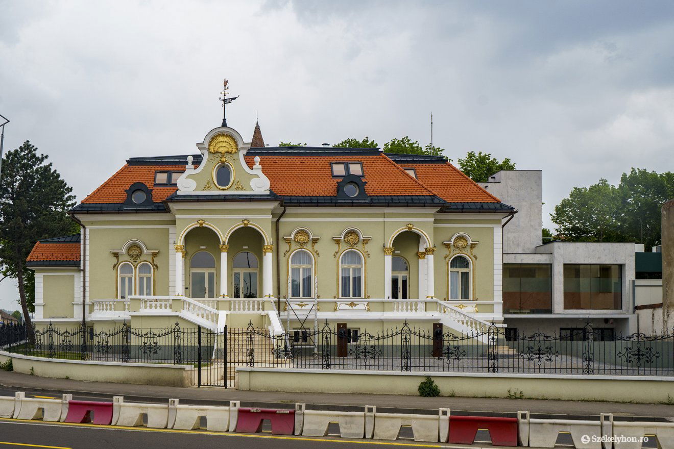Kívül-belül megújult az egykori Bürger-villa, az Aranykakas •  Fotó: Haáz Vince