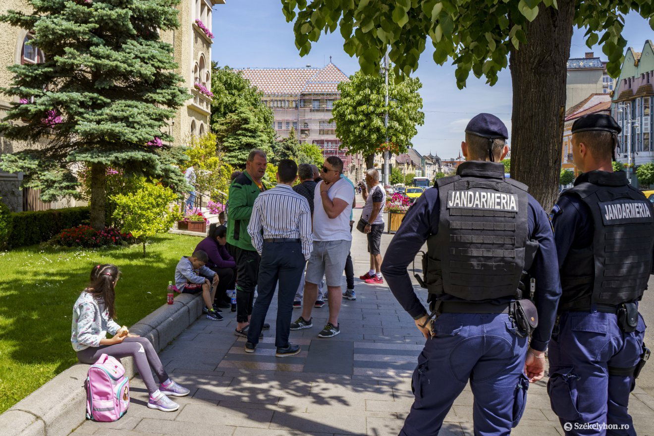Csendőrök felügyelték az elégedetlen kereskedőket •  Fotó: Haáz Vince