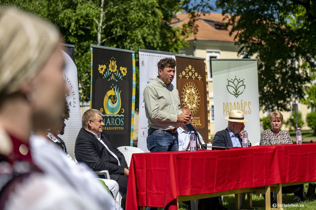Jakab István szerint az is fontos, hogy a vásárra érkezők ne érezzék úgy, hogy az ócskapiacon vannak •  Fotó: Haáz Vince
