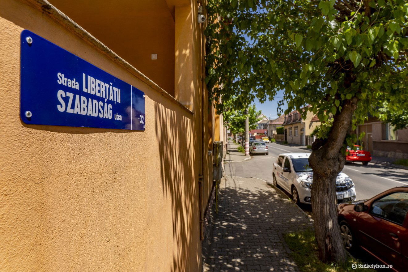 A kétnyelvűség szabadsága. A napokban a munkások többek közt a Szabadság utcában is dolgoztak •  Fotó: Haáz Vince