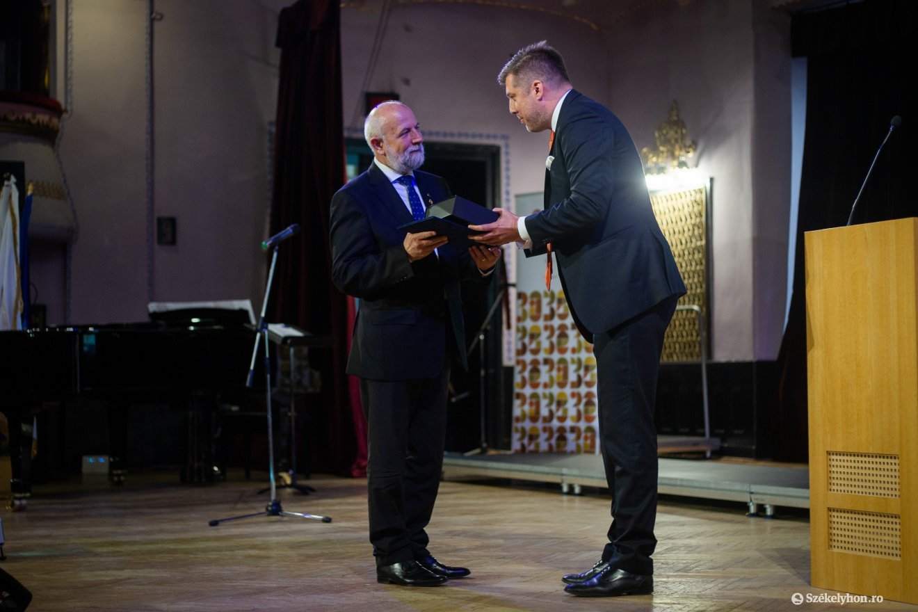 Oklevelet adott át Szilágyi Péter miniszteri biztos •  Fotó: Rab Zoltán