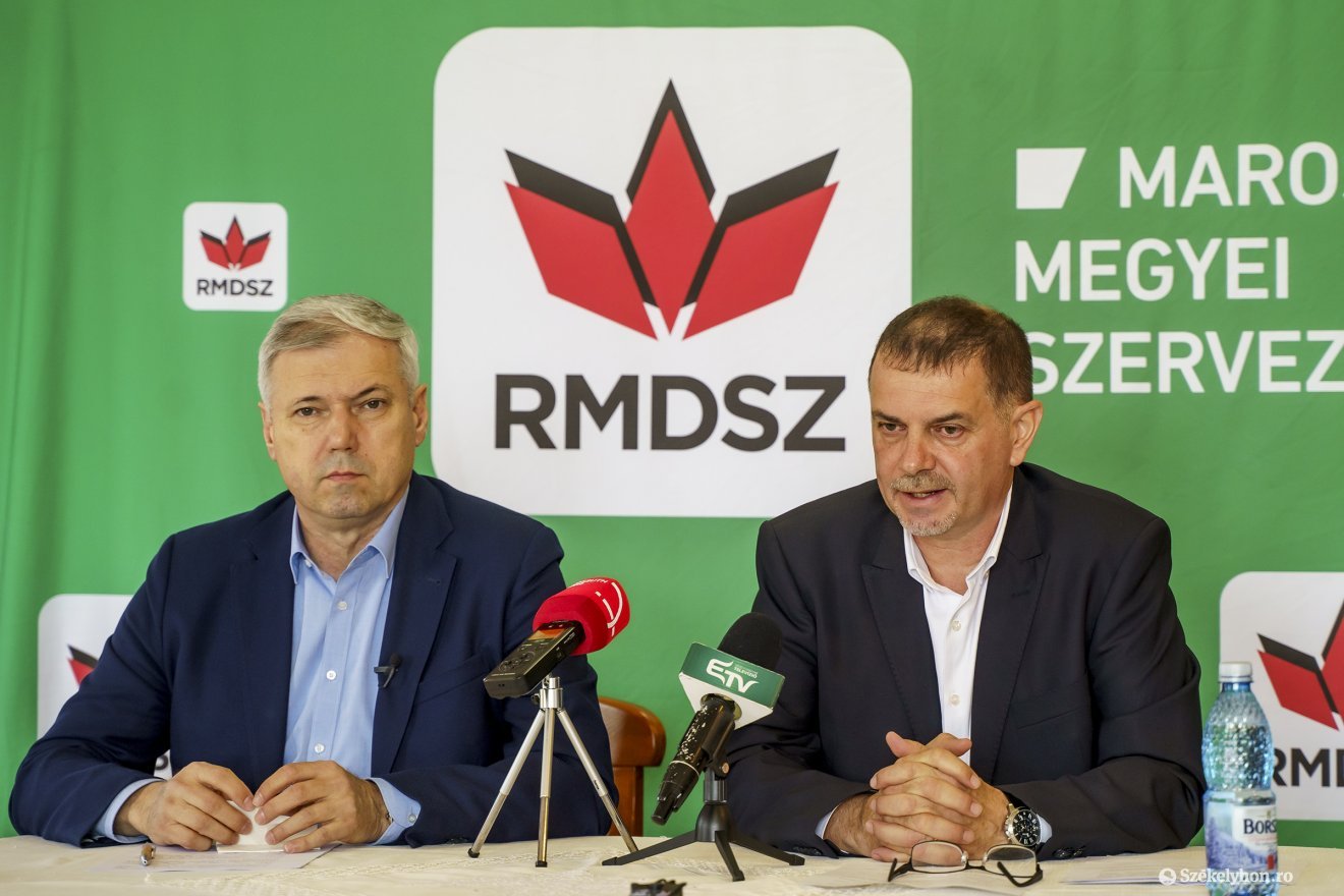 Részvételre biztatnak. Péter  Ferenc, Maros megyei tanácselnök és Márk Endre, Szászrégen polgármestere a magyarság aránya miatt aggódik •  Fotó: Haáz Vince