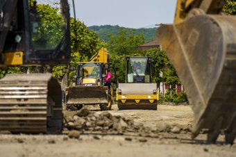 Gödröket tömnek be, nagyobb munkálatokat készítenek elő