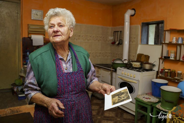 Az utolsó teljes családi képet mutatja Lőrinczi Erzsébet •  Fotó: Haáz Vince