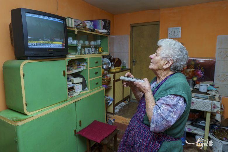 Gyakran figyeli az ukrán háborúról szóló híreket a tévében •  Fotó: Haáz Vince