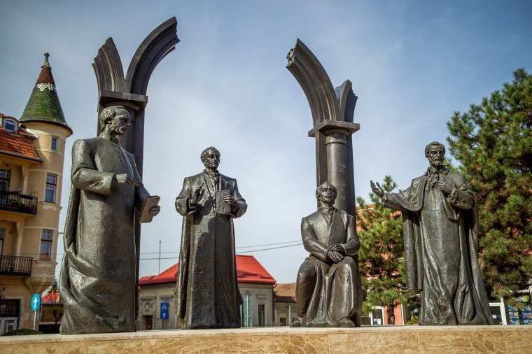 Állnak a szobrok, de várni kell az avatással