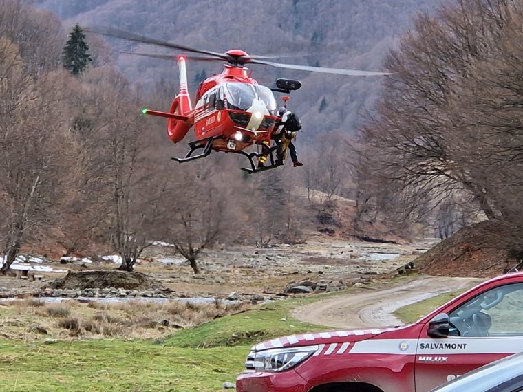 Ukrán férfiakat mentettek helikopterrel