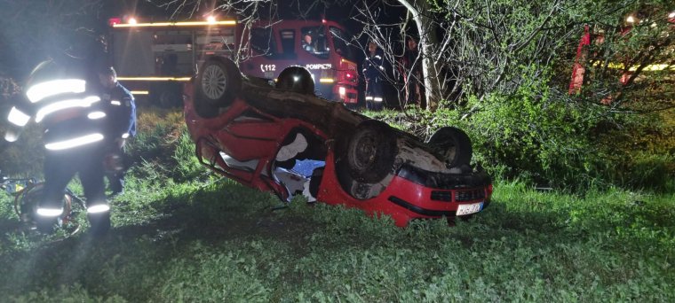Felborult az autó, beszorult a sofőr
