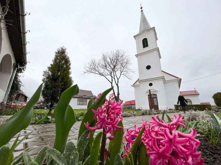 Felszentelték a megújult marosugrai református templomot