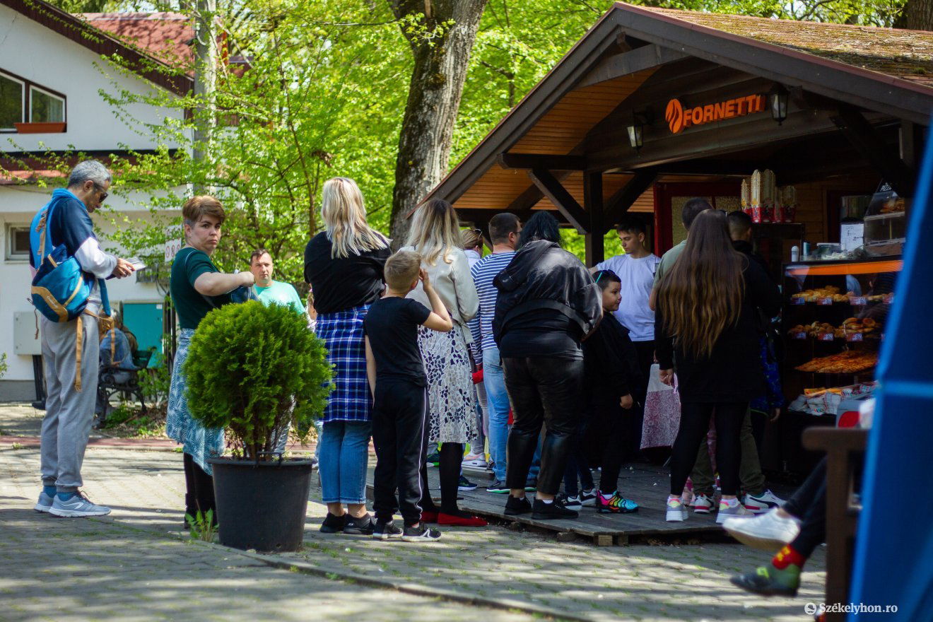 Sorban állva várták, hogy teljen le az egyórás tiltakozás •  Fotó: Rab Zoltán