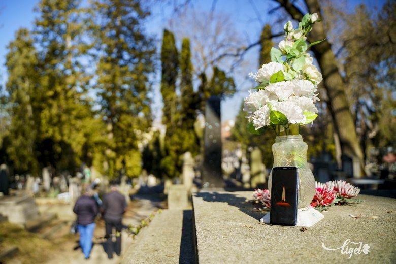 Általános tendenciákba illeszkedik be az „instant” részvétel a másik gyászában •  Fotó: Haáz Vince