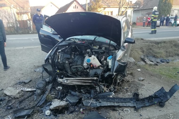 Hídfőnek ütközött egy autó, a roncsok közül kellett kiszabadítani az utasát