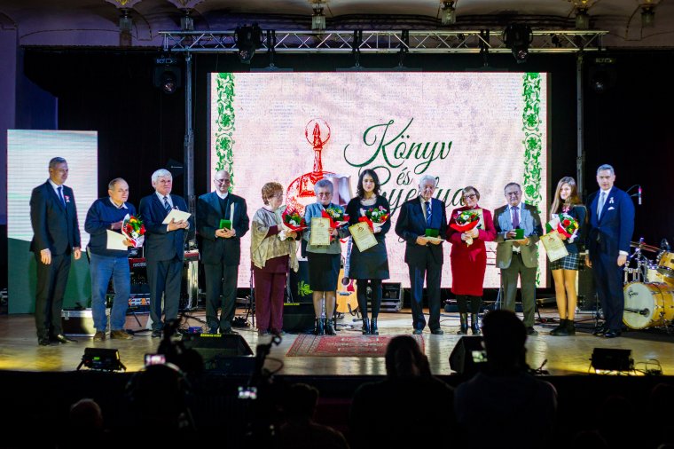 Könyv- és gyertyadíj a magyar közösségért végzett tevékenységért