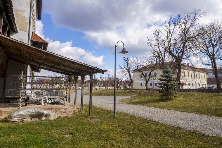 Jobb napokra váró szobor a várban