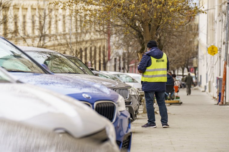 Bónuszokkal ösztönöznék több bírság kiosztására a parkolóőröket