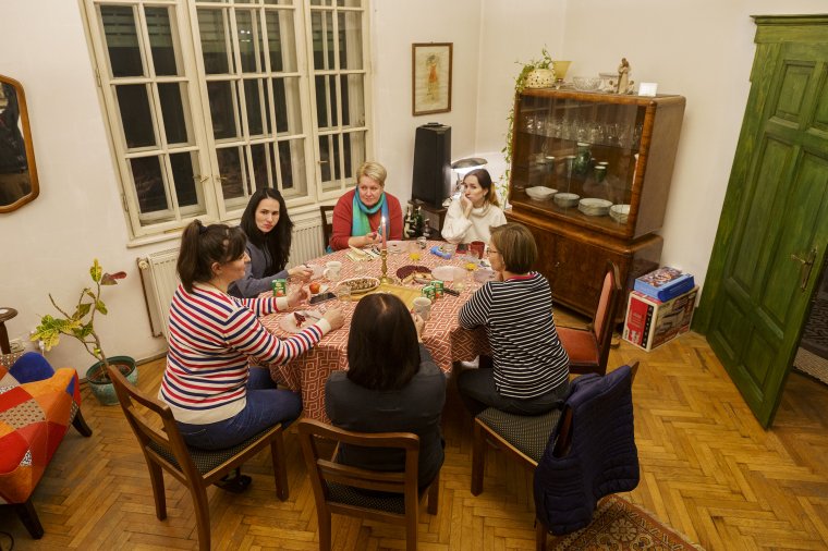 Menekültek átutazóban Marosvásárhelyen
