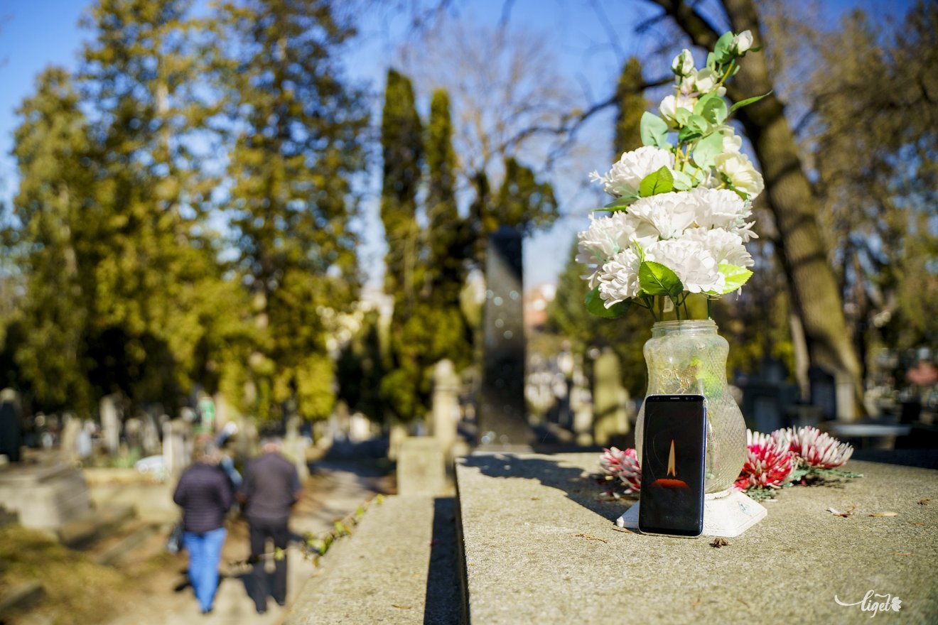 Általános tendenciákba illeszkedik be az „instant” részvétel a másik gyászában •  Fotó: Haáz Vince