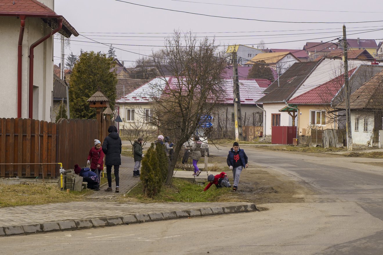 A kisiskolások is kiveszik részüket a falu megtisztításából •  Fotó: Haáz Vince